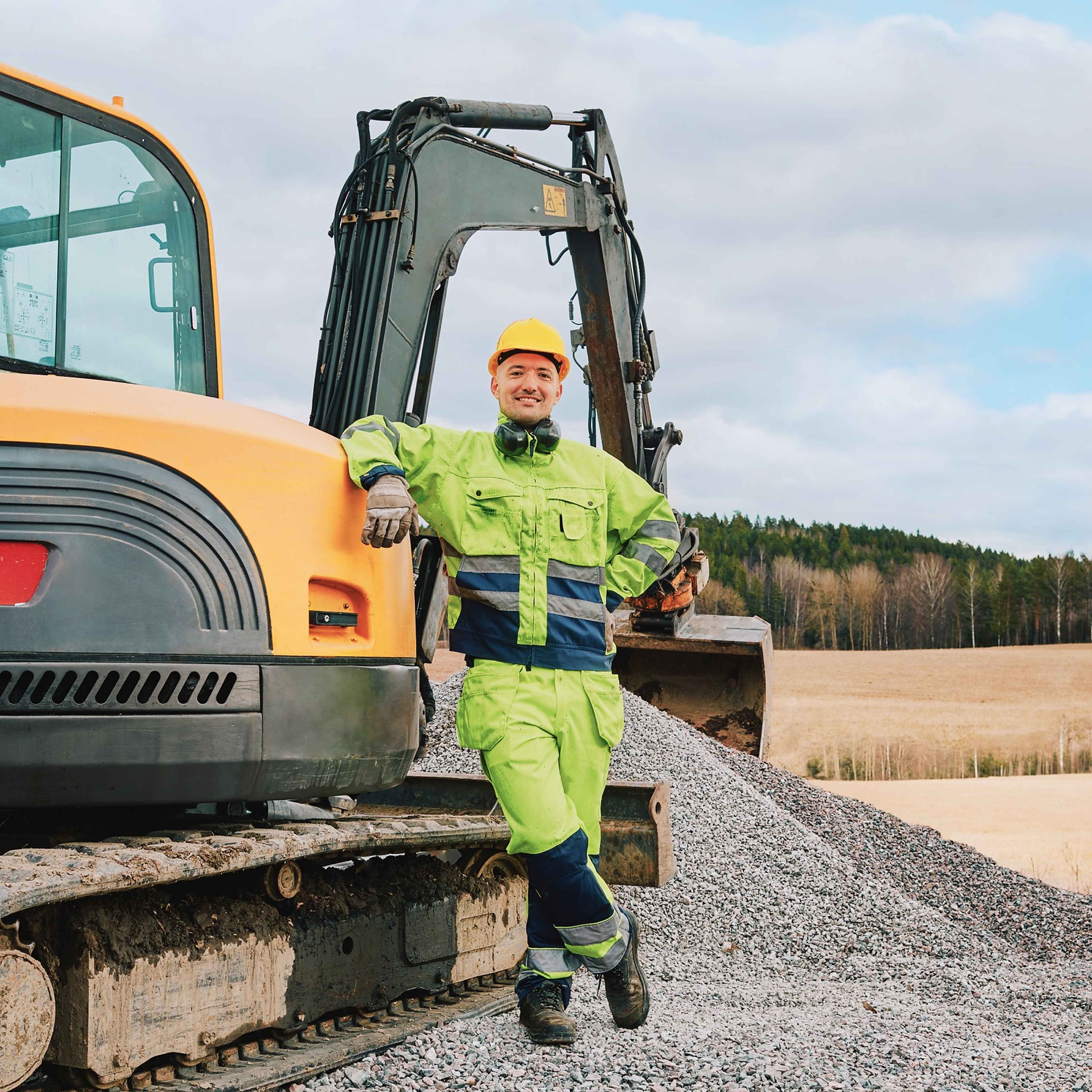 Investition: Mitarbeiter bedient Maschine in moderner Werkstatt